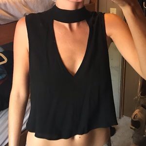 Top with connected choker